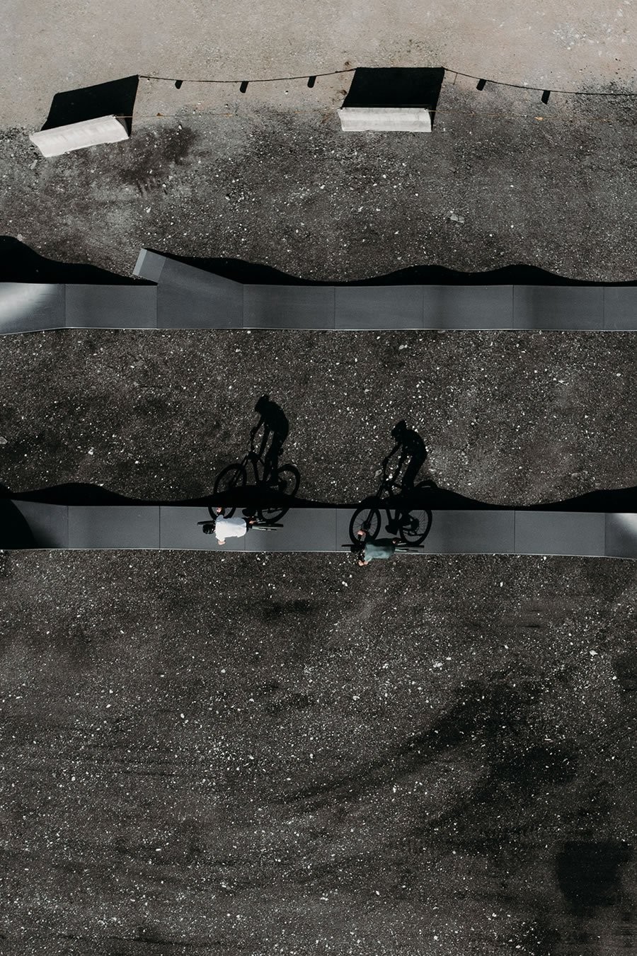 Zwei Biker üben auf dem Pumptrackparcours vor Schernthaner sports in Kleinarl