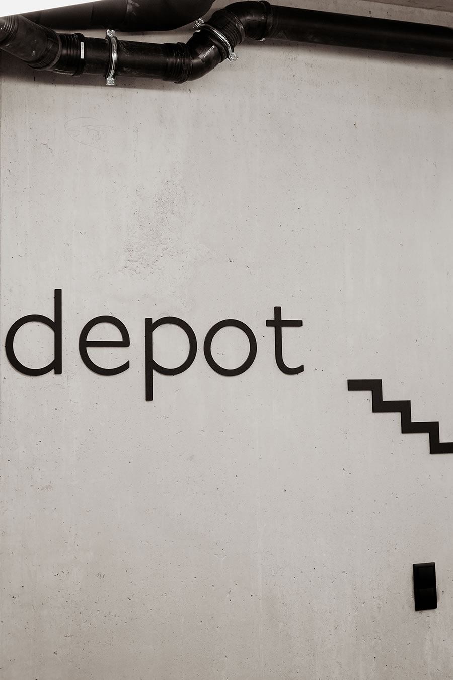 Schriftzug "depot" auf Betonwand bei Schernthaner sports
