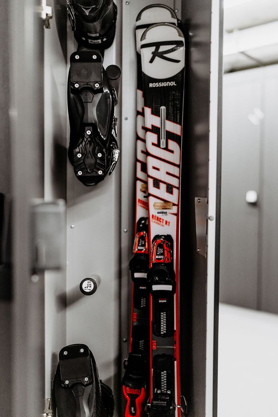 Skier und Skischuhe im Skidepot