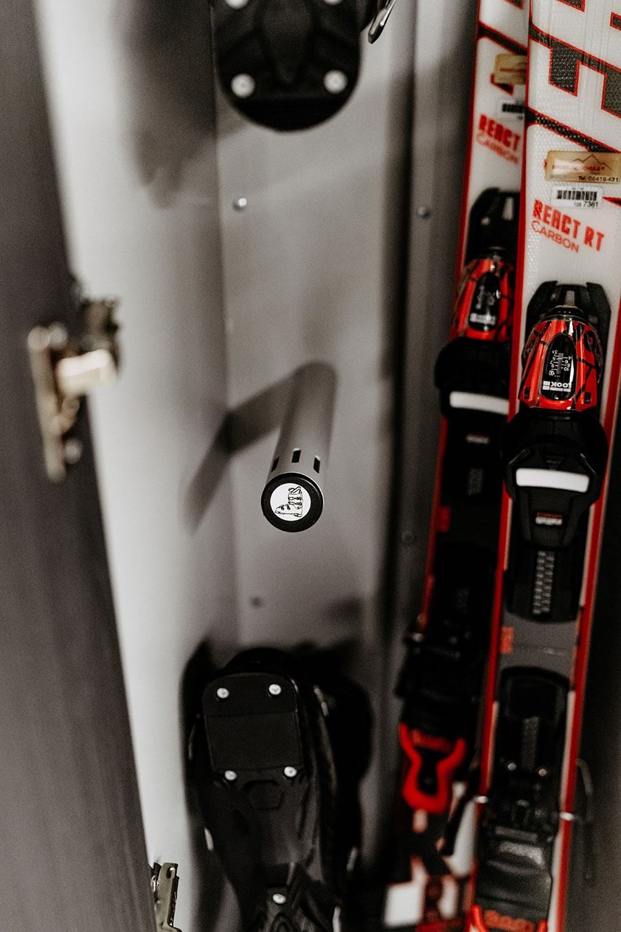 Skischuhe und rote Skier in einem Skidepot bei Schernthaner sports