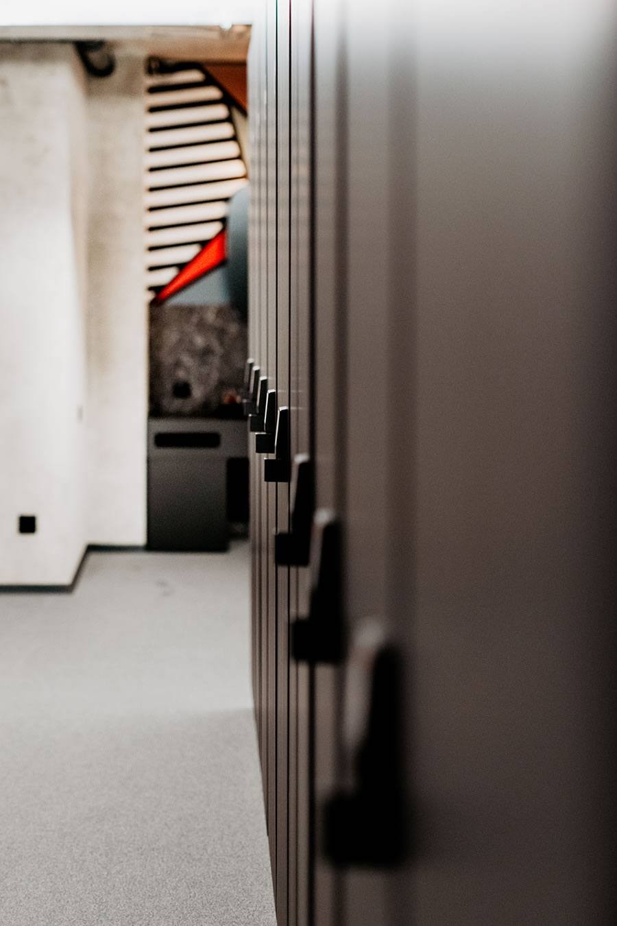 Blick auf eine Reihe von Spinden im modernen Skidepot