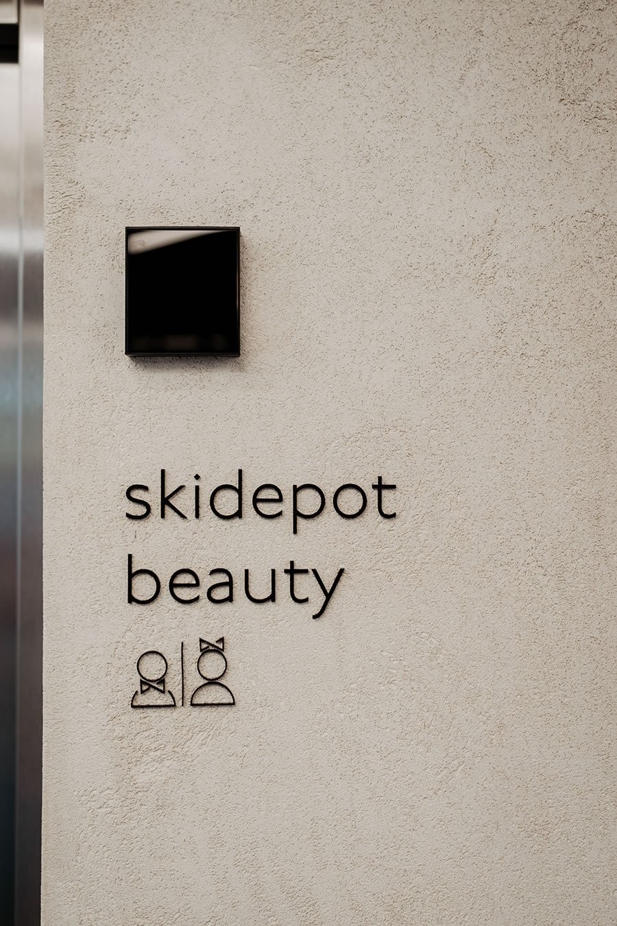 Wand mit der Aufschrift "skidepot beauty" bei Schernthaner sports