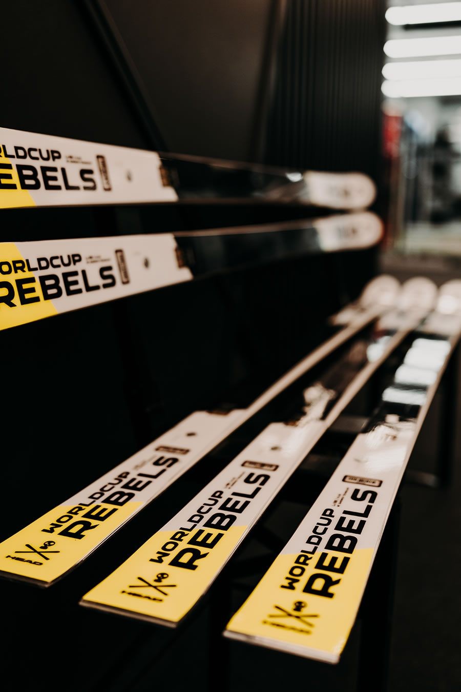 Einige Skier mit der Aufschrift "World Cup Rebels" ruhen in einem Regal
