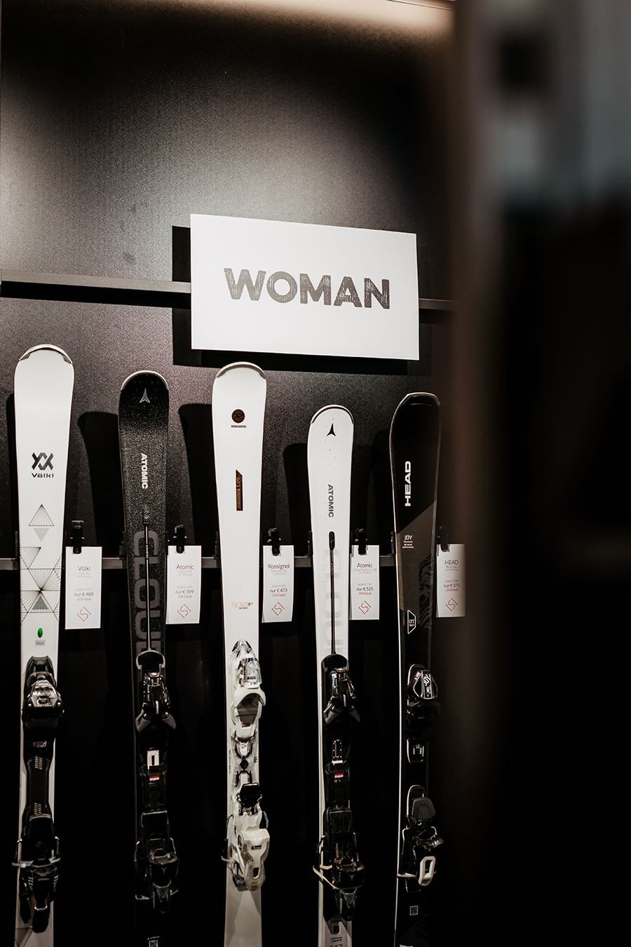 Ski-Ausrüstung unter einem Schild mit der Aufschrift "WOMAN" angezeigt