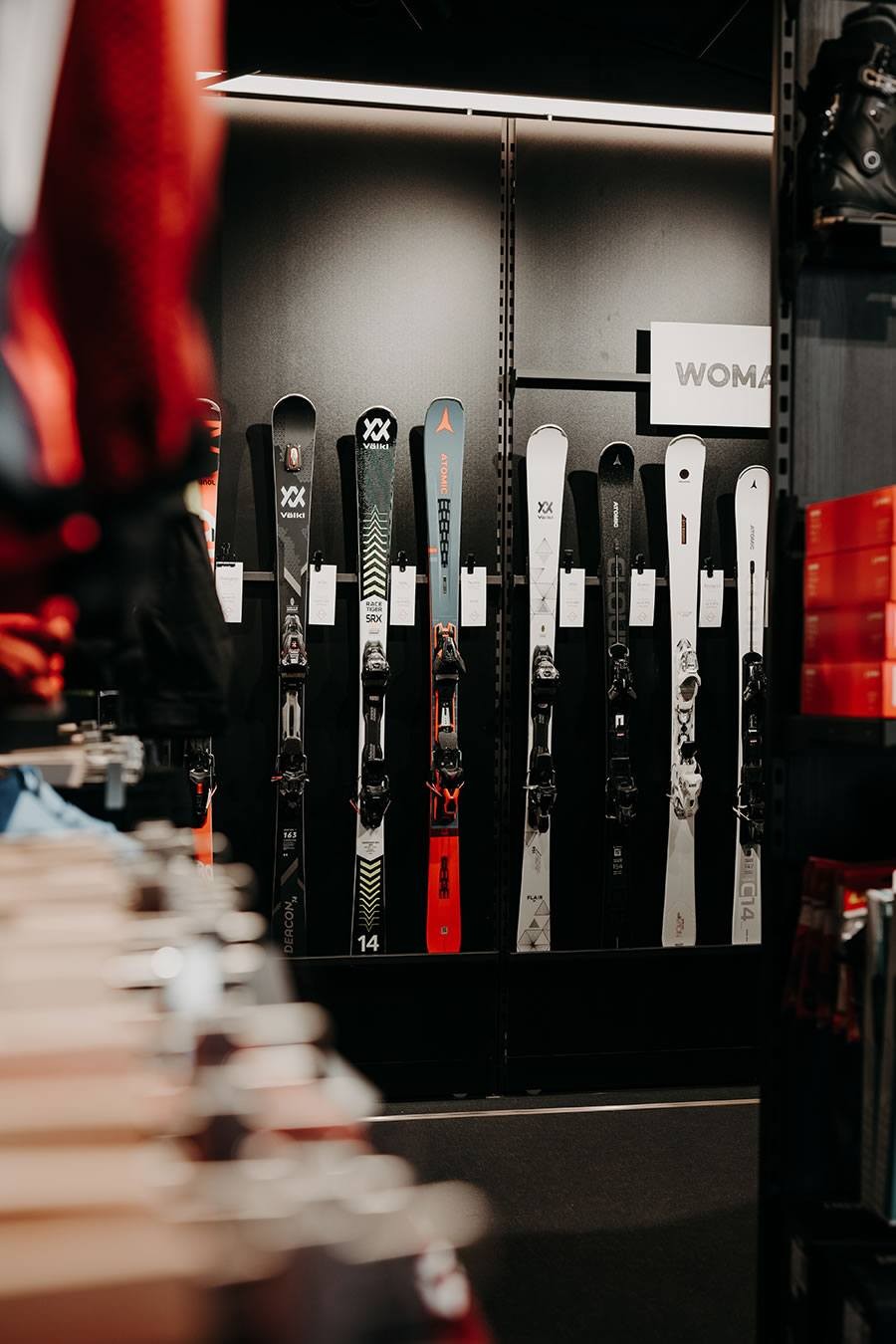 Skier stehen ordentlich in einem Regal in einem Sportgeschäft