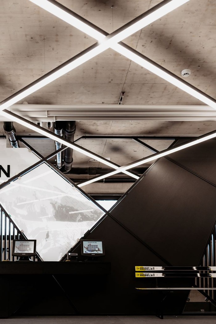 Moderne Rezeption mit Computern und beleuchtetem Deckenmuster