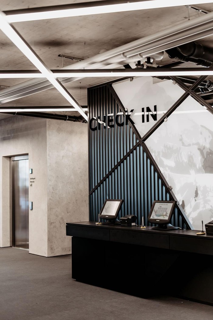 Moderne Hotel-Lobby mit Check-in-Schalter und Aufzug