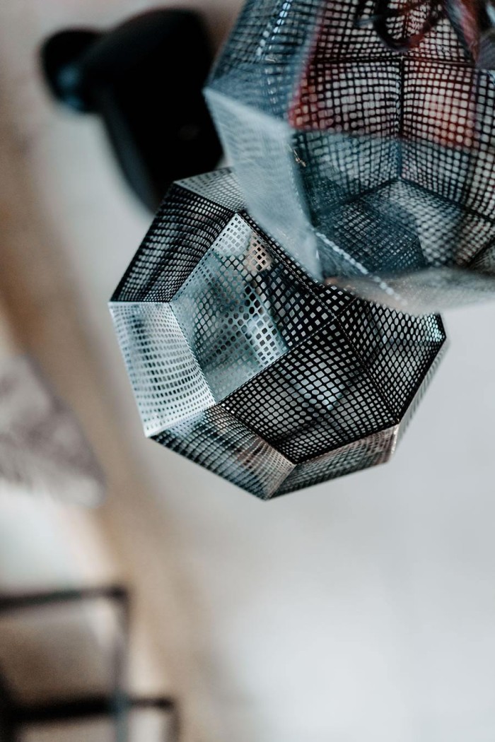 Metallisches, geometrisches Hängelicht aus Drahtgeflecht in modernem Design