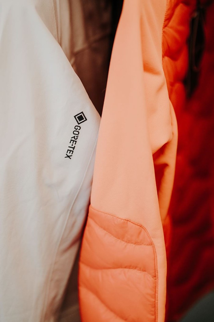 Nahaufnahme einer Gore-Tex-Jacke in Weiß und Orange
