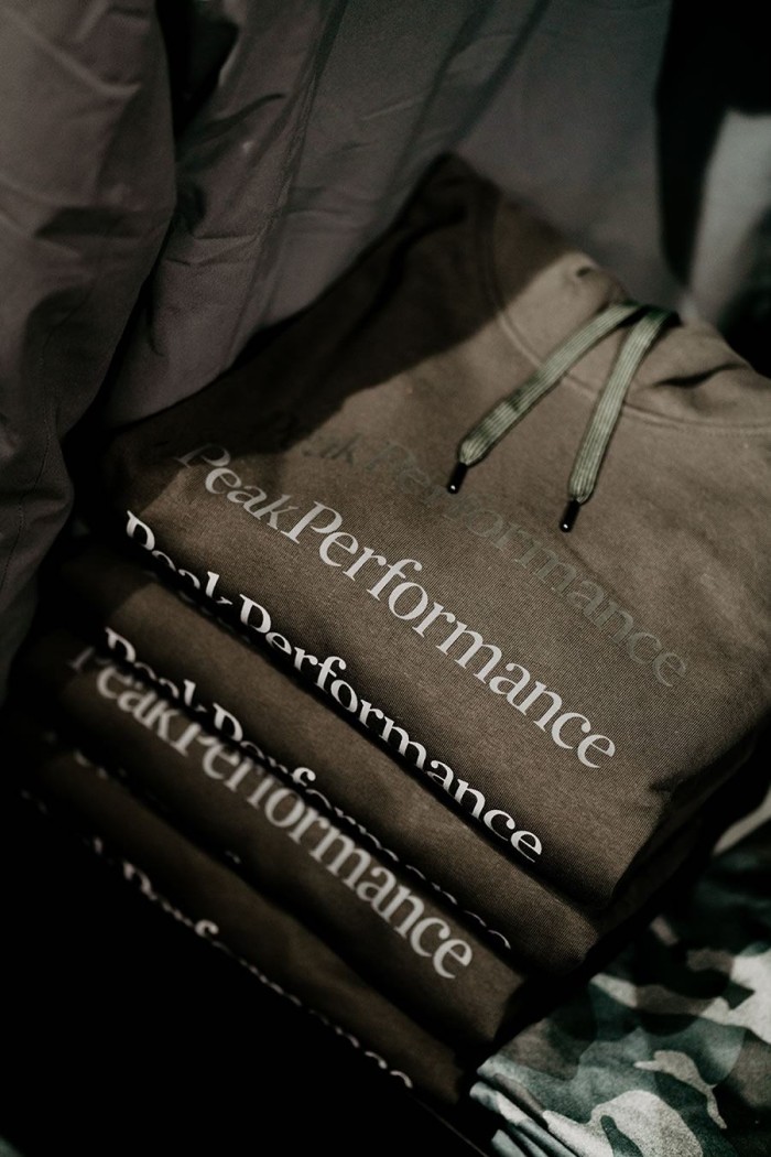 Gestapelte graue Hoodies mit "Peak Performance" Aufdruck