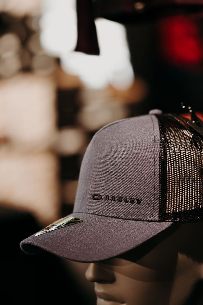 Graue Trucker-Kappe mit schwarzem Netz und Logo auf der Vorderseite