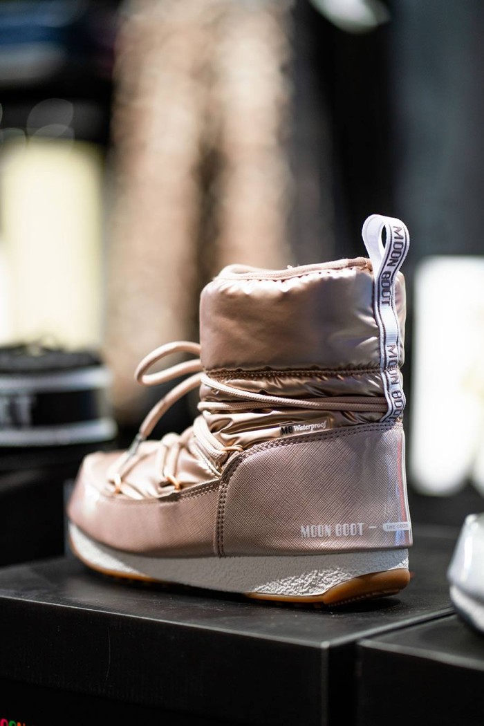 Beigefarbener Moon Boot auf einem Regal