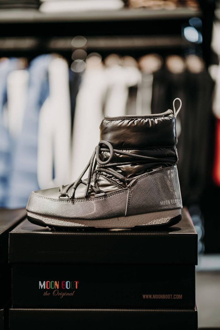 Ein einzelner schwarzer Moon Boot steht auf einem Karton in einem Bekleidungsgeschäft