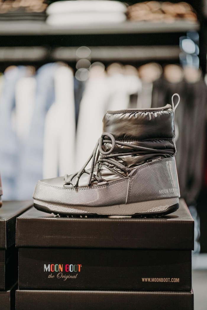 Schwarzer Moon Boot auf schwarzem Schuhkarton in einem Laden