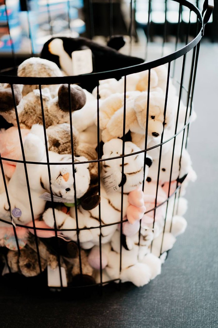 Ein Korb voller bunter Kuscheltiere aus Plüsch