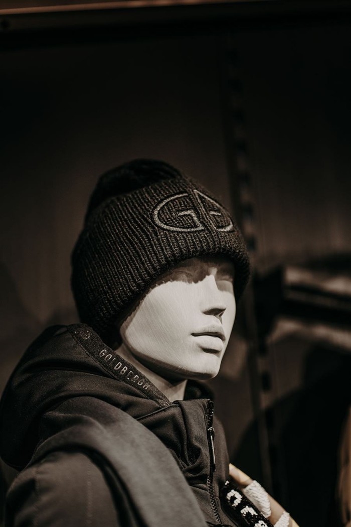 Schaufensterpuppe mit Mütze und Jacke in gedämpftem Licht