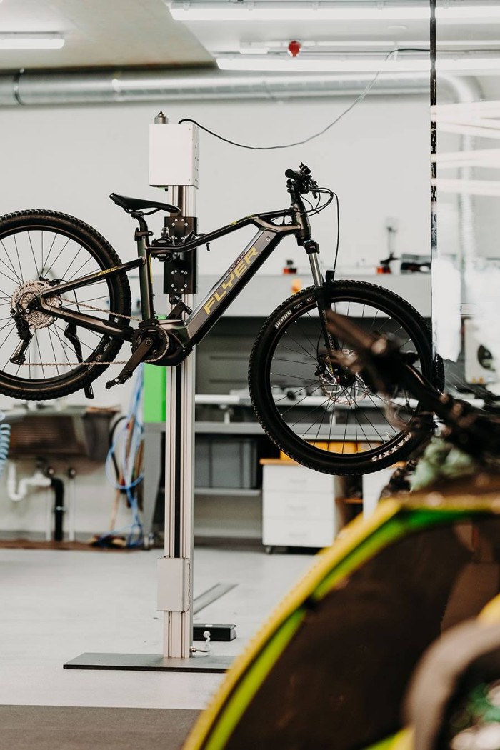 Ein E-Bike hängt in einer Werkstatt auf einem Montageständer