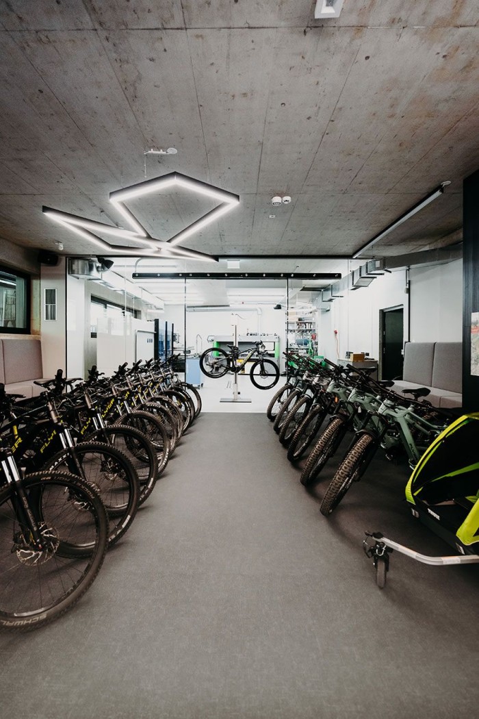 Fahrräder in einem hell beleuchteten Raum mit modernen Deckenleuchten
