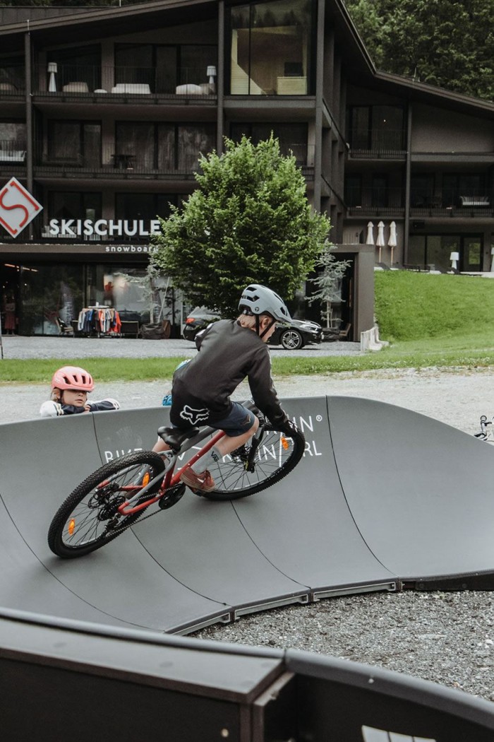 Ein Kind fährt mit dem Fahrrad auf einem Indoor-Radparcours