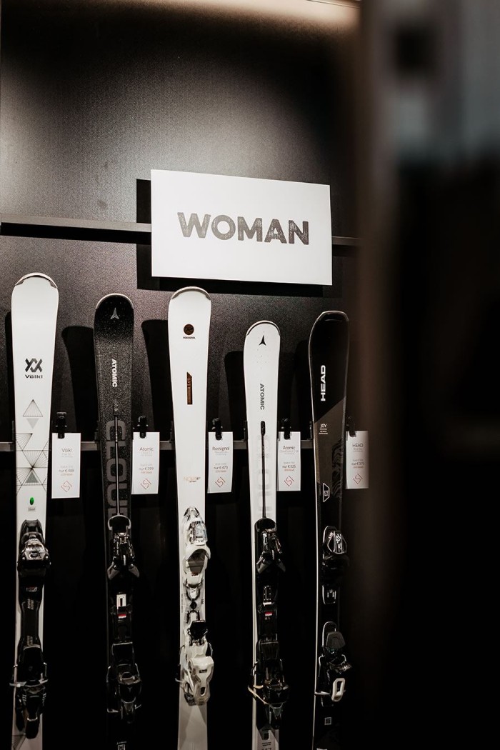 Skier für Frauen sind unter einem Schild mit der Aufschrift "WOMAN" ausgestellt