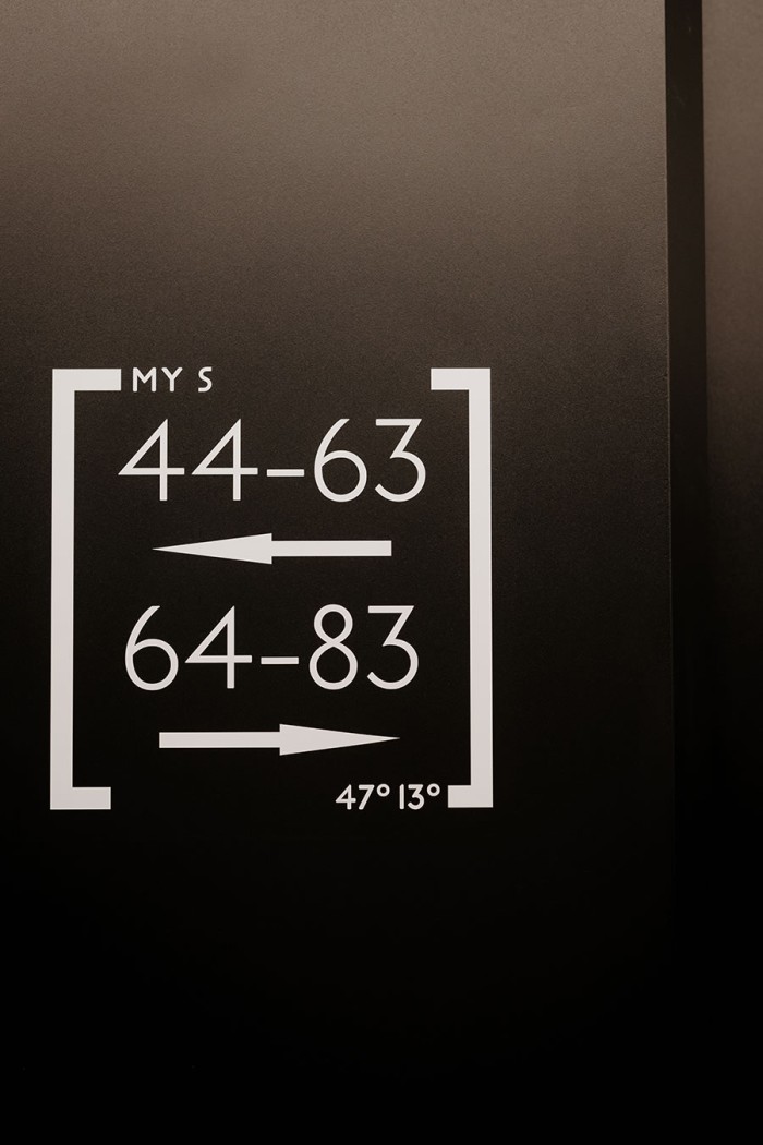 Weiße Pfeile zeigen in entgegengesetzte Richtungen neben den Zahlen 44-63 und 64-83