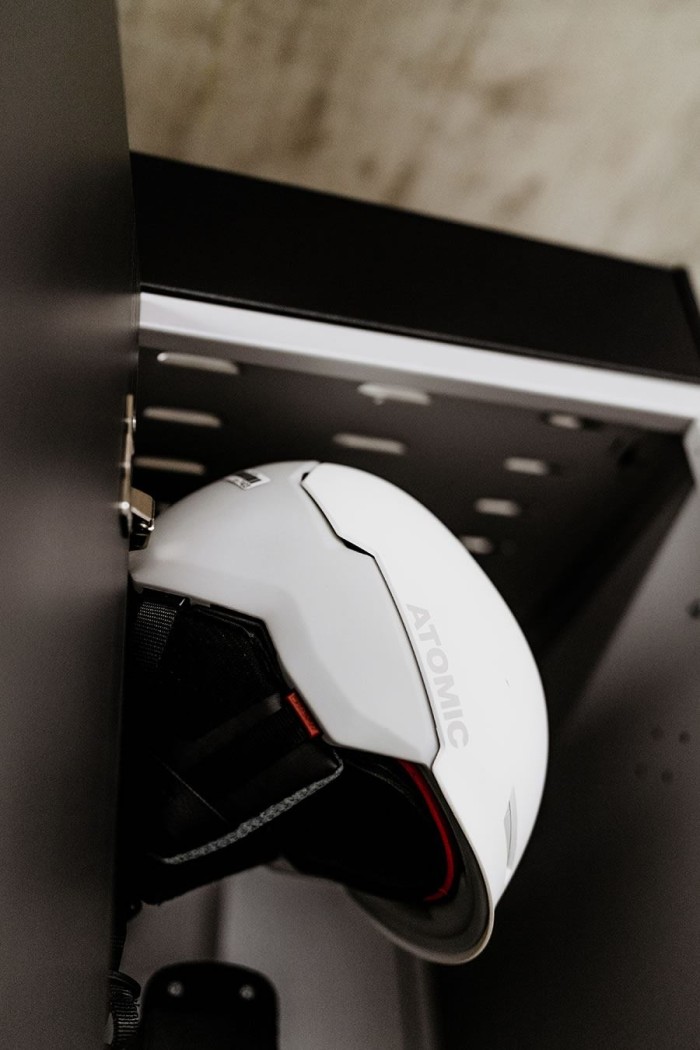 Ein weißer Skihelm in einem dunklen Schrank