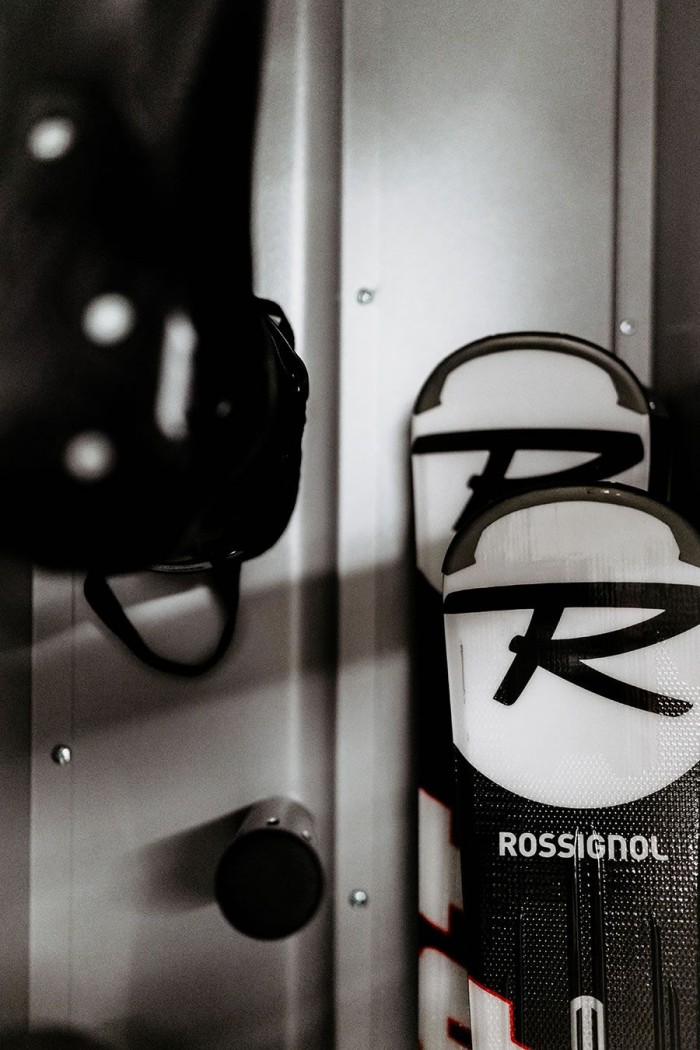 Skispitzen in einem Schließfach, Markenname Rossignol sichtbar