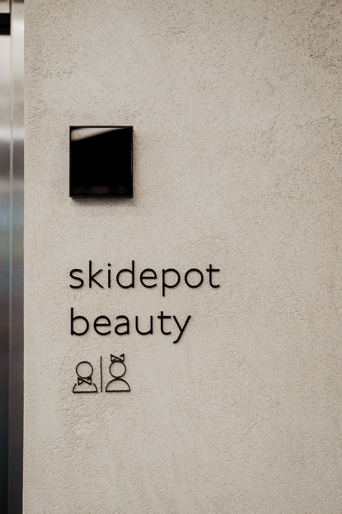 Schild mit "skidepot beauty" und Piktogrammen für zwei Geschlechter
