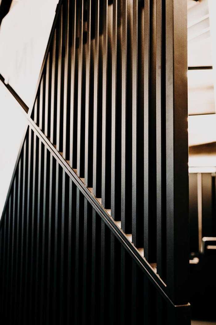 Schwarze Metallstreben bilden ein modernes, diagonales Muster in einem architektonischen Design