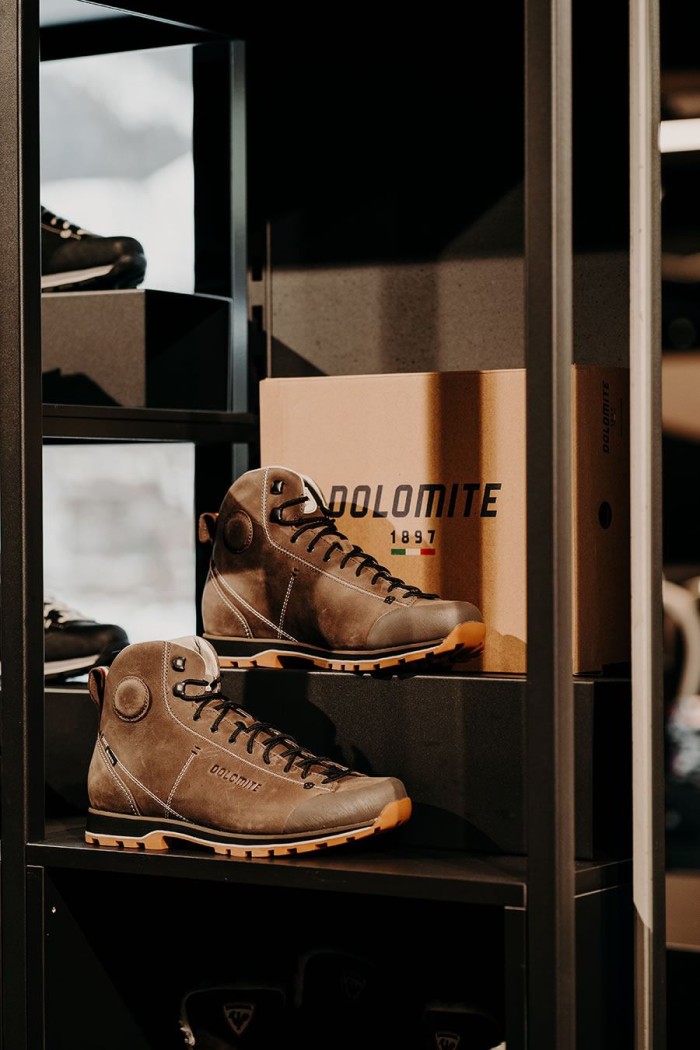 Braune Wanderschuhe der Marke Dolomite auf einem Regal ausgestellt