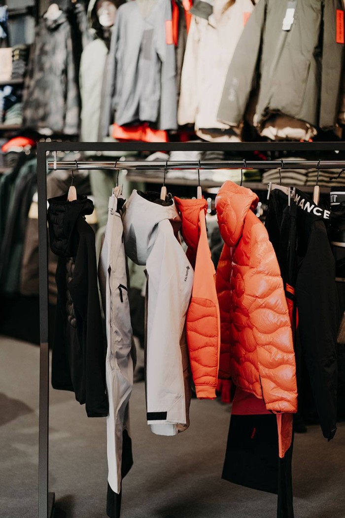 Jacken hängen auf einer Kleiderstange in einem Geschäft