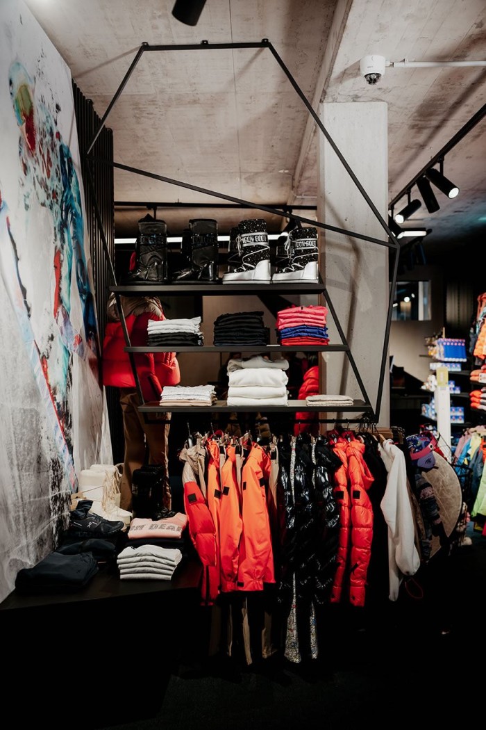 Ein Regal voller Kleidung und Accessoires in einem Sportgeschäft