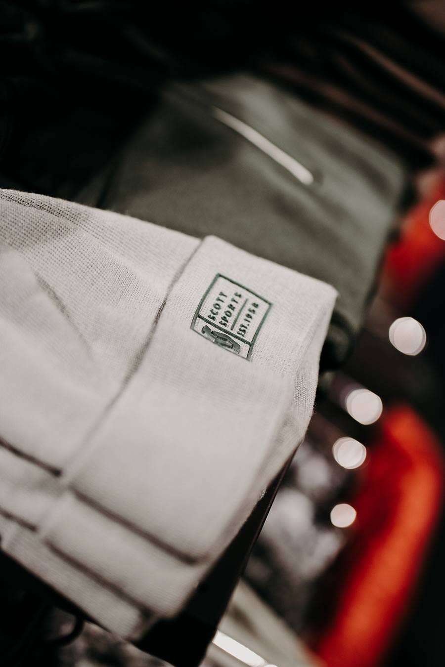 Nahaufnahme einer grauen Mütze mit Label auf dem Stoff