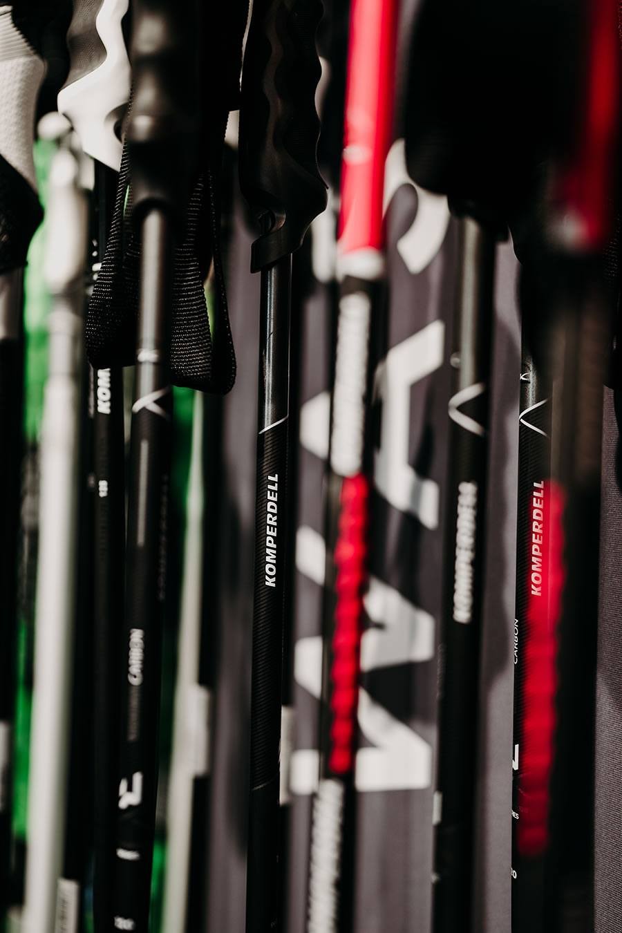 Nahaufnahme von mehreren Wanderstöcken in verschiedenen Farben und Griffdesigns