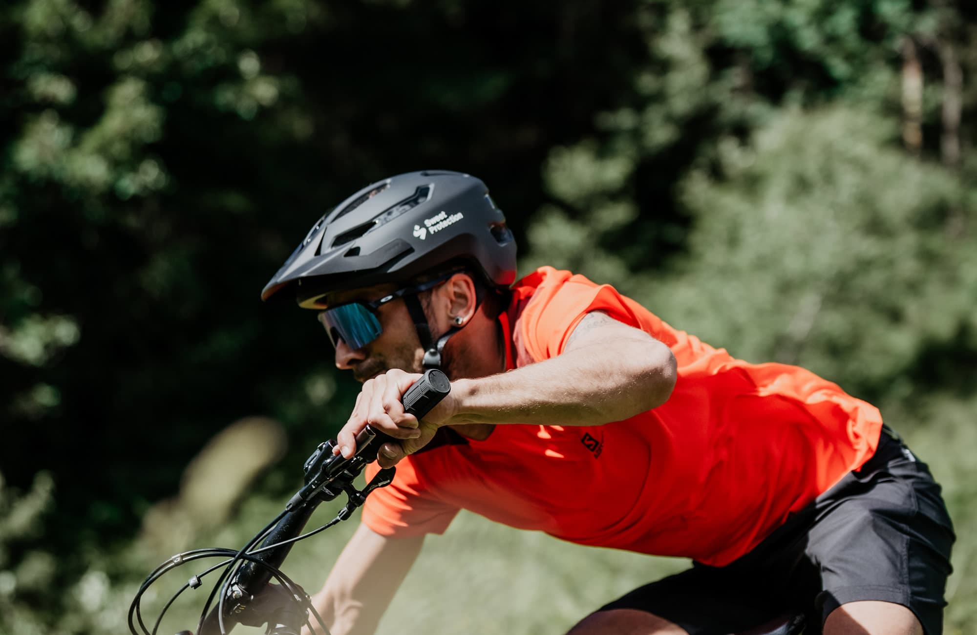 Mountainbiker mit einem Leihbike von Schernthaner sports in Kleinarl im Salzburgerland mit Verkauf, Verleih, Service und Depot