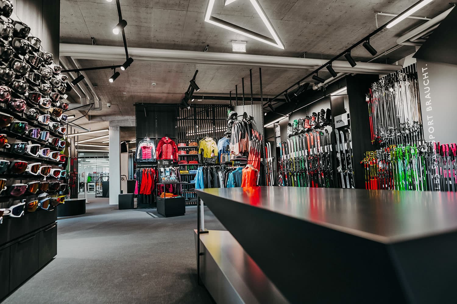 Großes Sortiment an Wintersportausrüstung und Wintersportbekleidung bei Schernthaner sports in Kleinarl