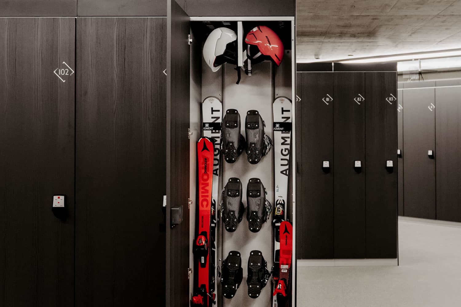Modernes Skidepot bei Schernthaner sports mit beheizten, großen, modernen und videoüberwachten Spind.