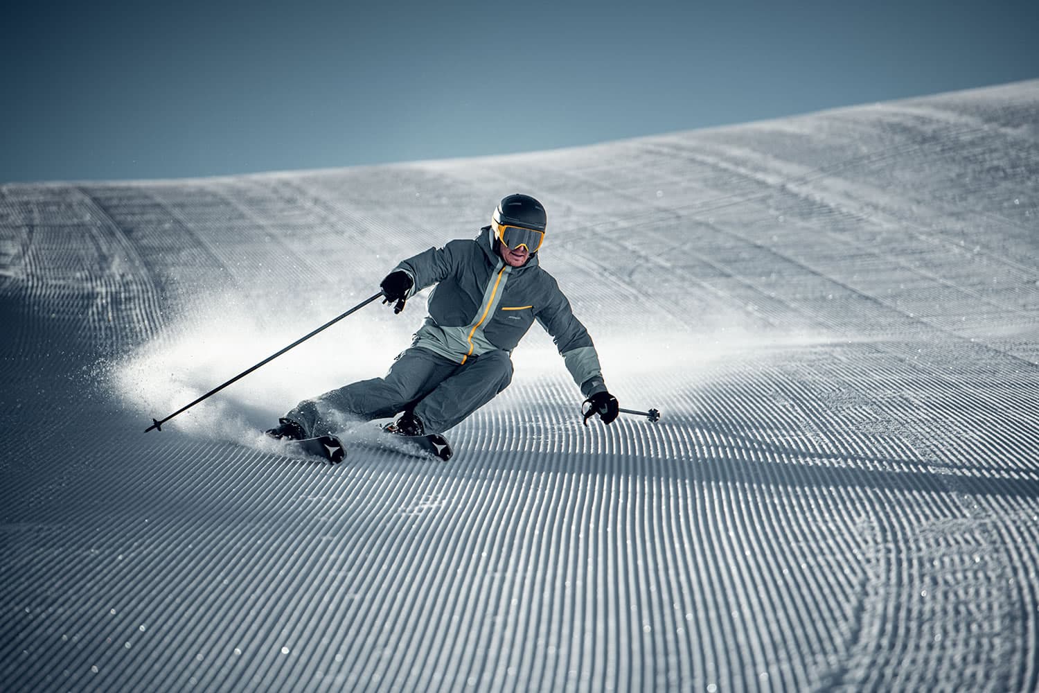 Skifahrer auf der Piste mit einem Leihski von Atomic  bei Schernthaner sports in Kleinarl