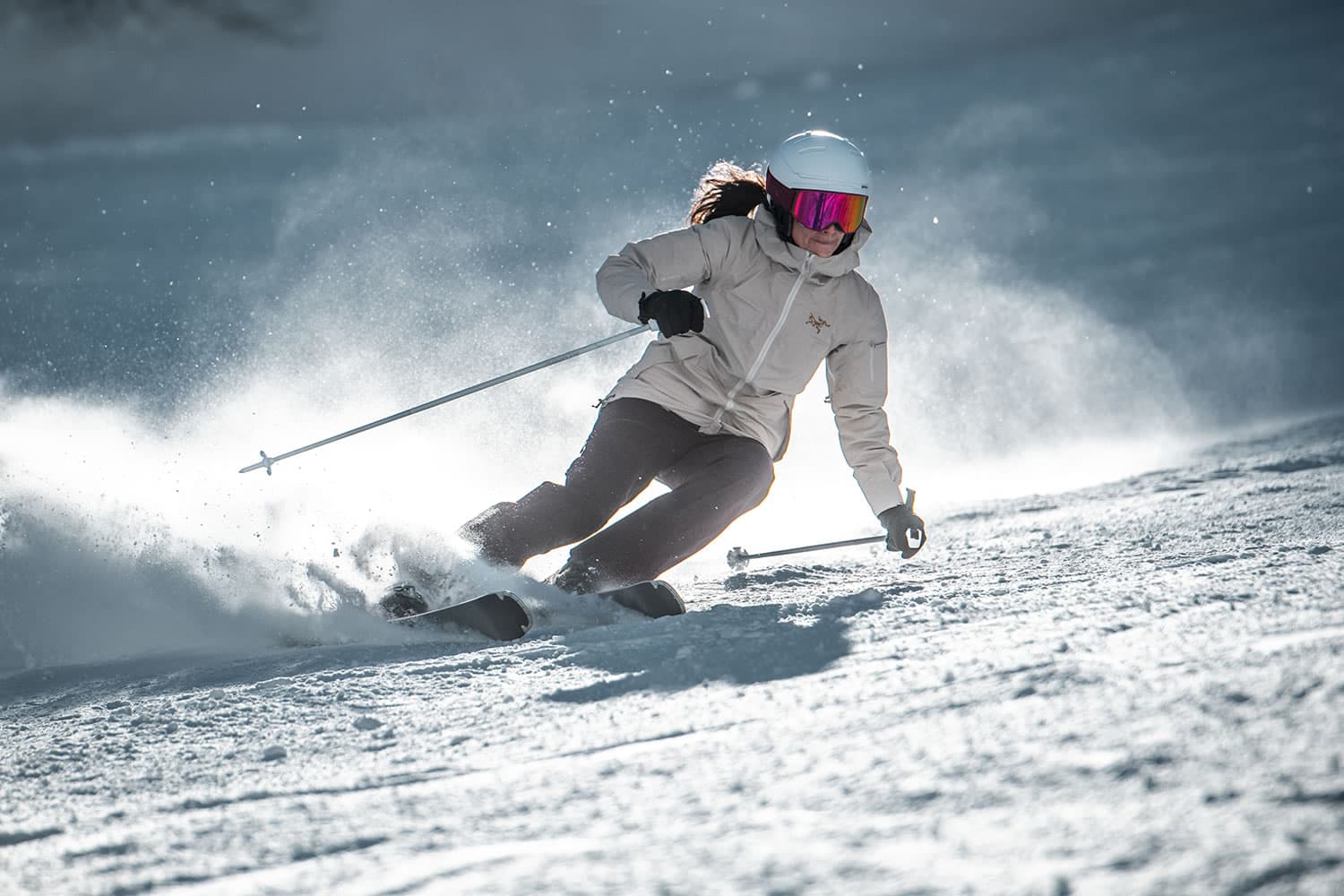 Skifahrerin auf der Piste mit einem Leihski von Atomic  bei Schernthaner sports in Kleinarl
