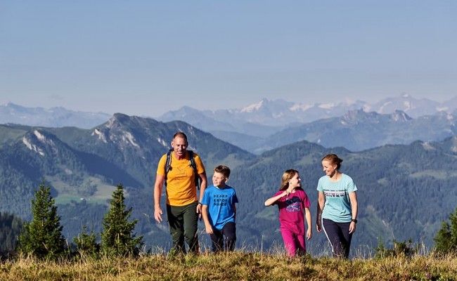 Wanderung mit der ganzen Familie in Kleinarl - ausgerüstet vom Wanderschuh bis Wanderstöcke und Wanderbekleidung für Kinder und Erwachsene bei Schernthaner sports in Kleinarl