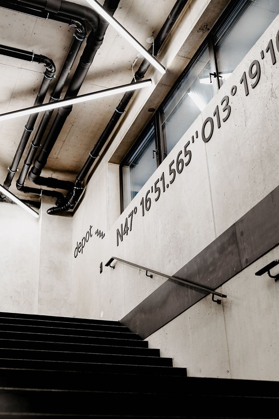 Stiege ins Untergeschoss zum Depot und zur Beauty Station