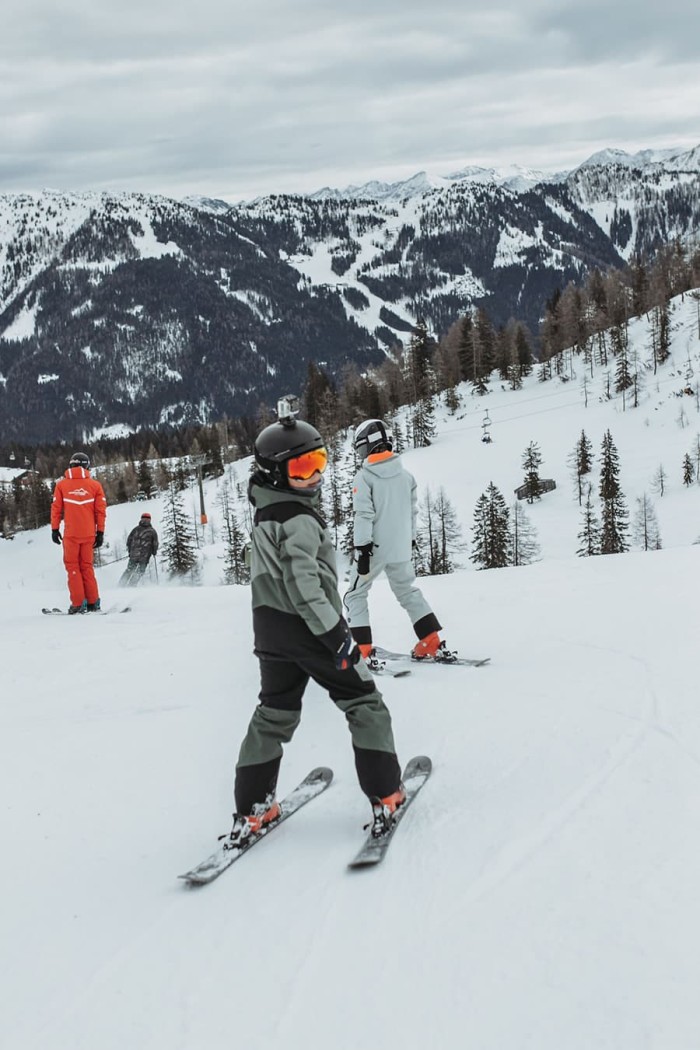 Teenager lernt Skifahren in der Skischule und Snowboardschule Kleinarl